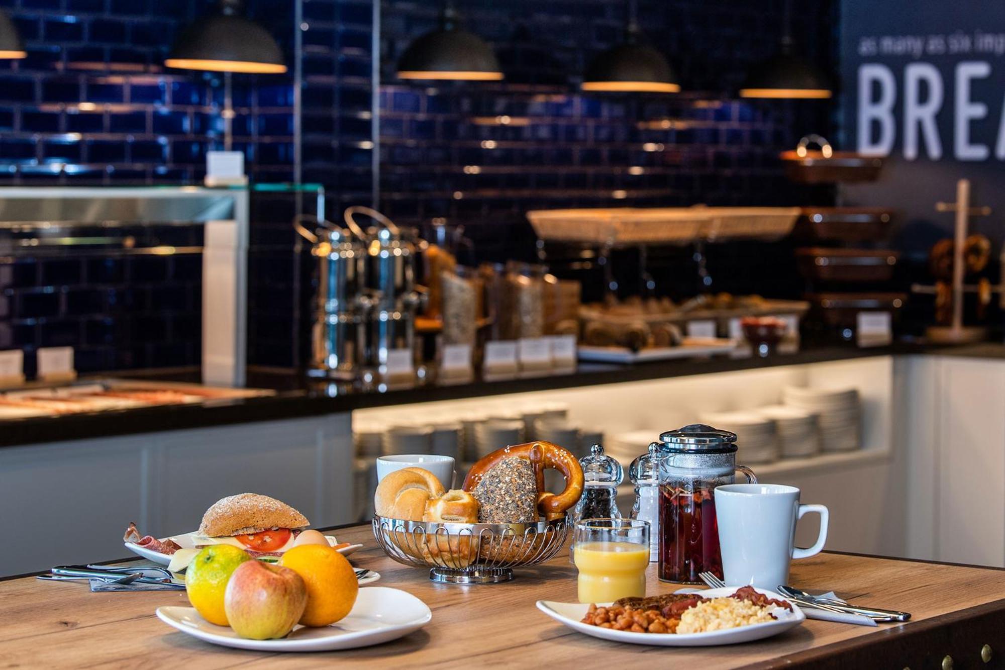 Premier Inn Luebeck City Stadtgraben Ngoại thất bức ảnh